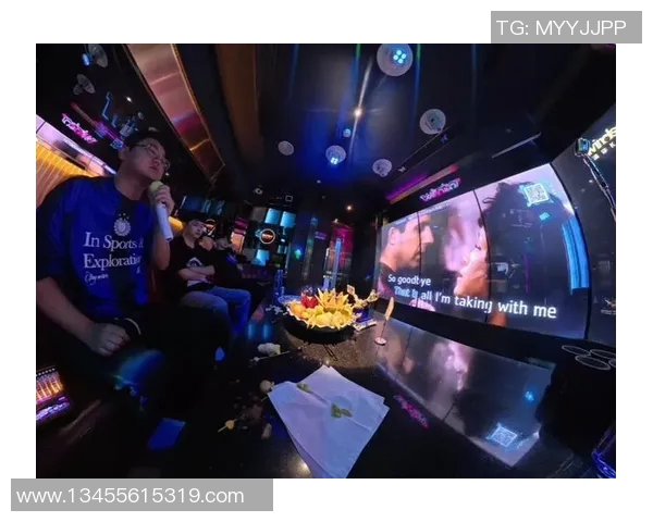 足球场上激情碰撞与音乐律动结合 球星耳机带你感受足球与音乐的完美融合